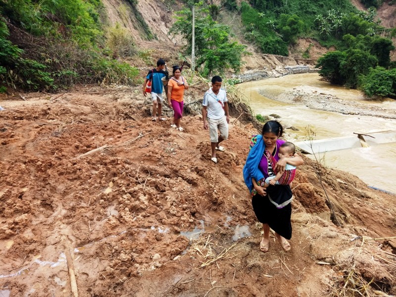 Không còn đường, người dân xã Mường Chanh muốn về trung tâm huyện phải đi bộ trên những con đường lầy lội hơn 4 giờ đồng hồ.