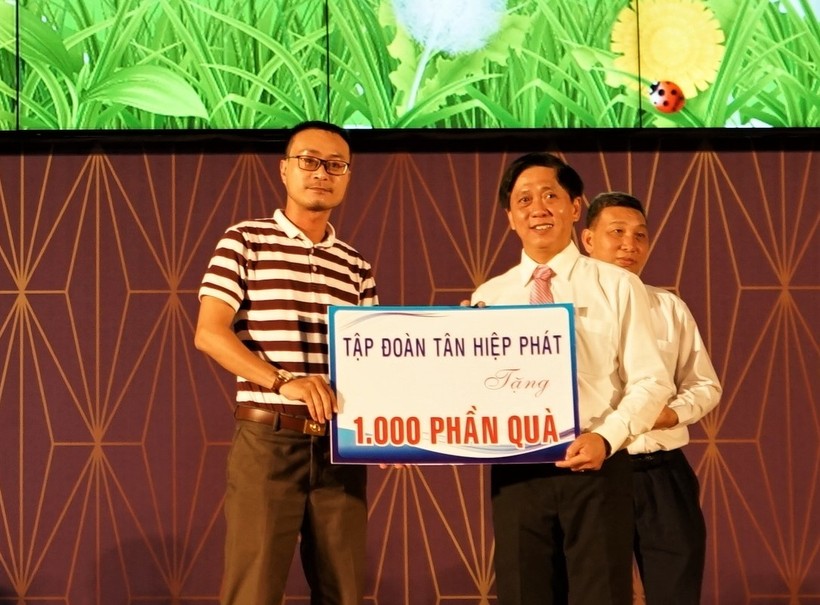 Ông Lê Nguyễn Đức Khôi đại diện Tập đoàn Tân Hiệp Phát trao 1.000 phần quà cho Quỹ Bảo trợ trẻ em tỉnh Bình Dương