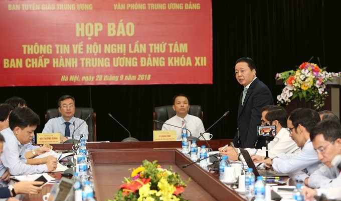 Bộ trưởng Bộ Tài nguyên và Môi trường Trần Hồng Hà trả lời câu hỏi của phóng viên về việc tổng kết thực hiện 10 năm Chiến lược biển Việt Nam.