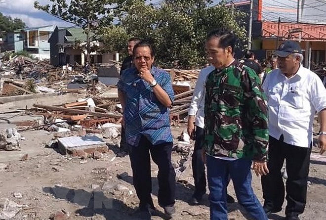 Tổng thống Indonesia Joko Widodo thăm thành phố Palu thuộc đảo Sulawesi, nơi hứng chịu trận động đất kèm theo sóng thần, ngày 30/9/2018. (Nguồn: AFP/TTXVN)