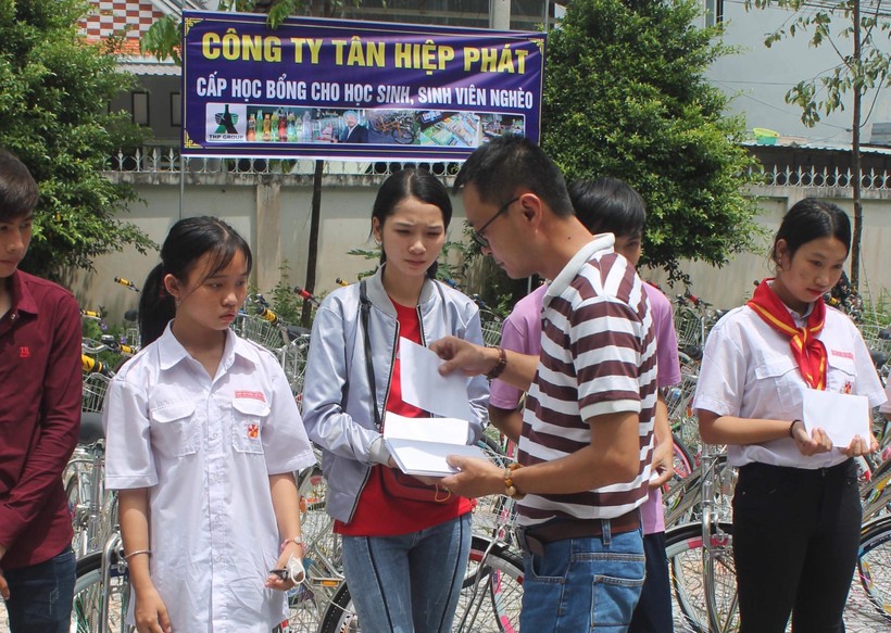 Ông Lê Nguyễn Đức Khôi đại diện Tập đoàn Tân Hiệp Phát trao quà cho các em học sinh