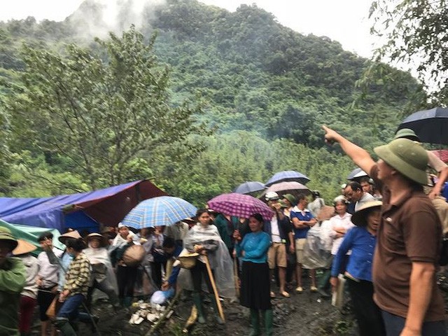 Sáng 27/9, hàng trăm người dân đã có mặt trên núi Nà Kèn để phản đối doanh nghiệp thăm dò khai thác khoáng sản (Ảnh: Tiền Phong)
