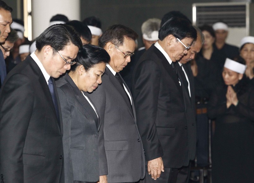 Đoàn Chính phủ Lào do Thủ tướng Lào Thongloun Sisoulith dẫn đầu viếng nguyên Tổng Bí thư Đỗ Mười. Ảnh: TTXVN