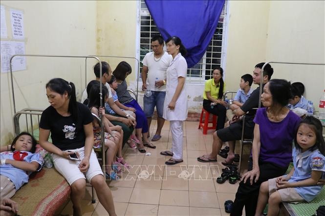 Người nhà và các em học sinh bị ngộ độc tại Trung tâm Y tế thành phố Ninh Bình. Ảnh: TTXVN