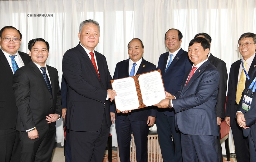 Thủ tướng chứng kiến đại diện Công ty Nikko Indonesia và Công ty Licogi 16 trao đổi văn kiện hợp tác. Ảnh: VGP/Quang Hiếu