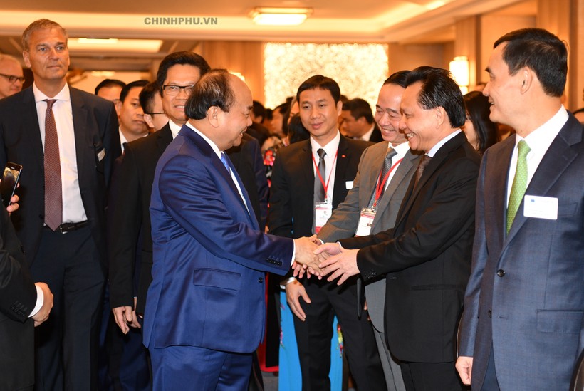 Thủ tướng gặp gỡ các doanh nghiệp tại Diễn đàn. Ảnh: VGP/Quang Hiếu