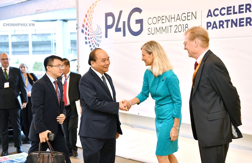 Bộ trưởng Bộ Hợp tác Phát triển Đan Mạch Ulla Pedersen Tørnæs đón Thủ tướng dự Hội nghị Thượng đỉnh P4G. - Ảnh: VGP/Quang Hiếu