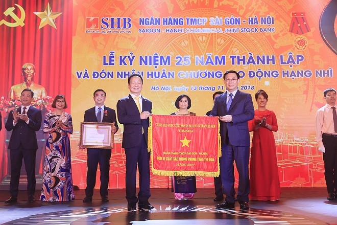 Ủy viên BCT, Phó Thủ tướng Chính phủ Vương Đình Huệ trao Cờ Thi đua của Chính phủ cho Ngân hàng SHB vì đã hoàn thành xuất sắc, toàn diện nhiệm vụ công tác, dẫn đầu phong trào thi đua năm 2017 của ngành ngân hàng