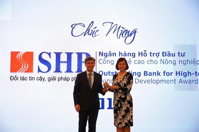 Đại điện SHB, bà Đặng Tố Loan – Phó Tổng giám đốc nhận giải thưởng “Ngân hàng Hỗ trợ Đầu tư Công nghệ cao cho Nông nghiệp sạch 2018”.