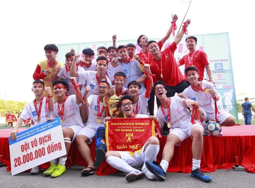Các cầu thủ THPT Trương Định vui mừng với chiếc Cup Number 1 Active
