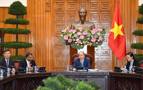 Thủ tướng chủ trì buổi tiếp một số nhà đầu tư quốc tế ngành du lịch sang Việt Nam. Ảnh: VGP.