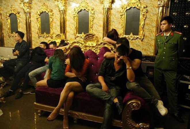 Công an phát hiện 13 người đều dương tính với ma túy tại phòng hát karaoke.