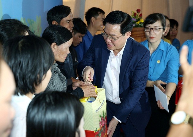 Phó Thủ tướng Vương Đình Huệ tặng quà cho công nhân Kon Tum. Ảnh VGP