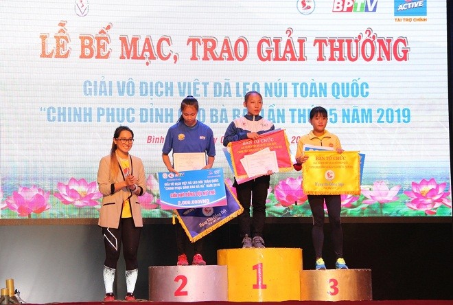 Thanh Vũ – Đại sứ thương hiệu nhãn hàng Number 1 trao thưởng cho các vận động viên đạt giải