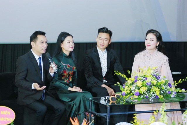 Sao mai Huyền Trang cùng ekip sản xuất phim ca nhạc: "Mẹ là điều
tuyệt vời nhất"
