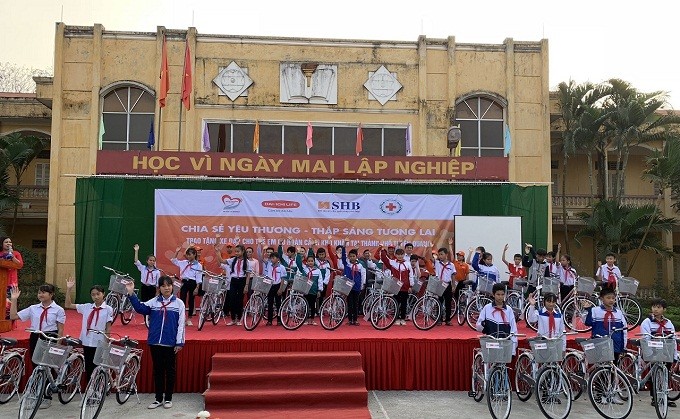 Các em học sinh trường THCS Liên Hòa (Quảng Ninh) háo hức bên những món quà từ Ngân hàng SHB và Daiichi Life Việt Nam