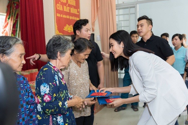 Á hậu Hoàng Thùy trao quà cho các gia đình có hoàn cảnh khó khăn trong chuyến thiện nguyện