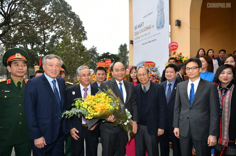 Thủ tướng Nguyễn Xuân Phúc, cùng các đại biểu thăm Bảo tàng Lịch sử quốc gia Việt Nam. Ảnh VGP