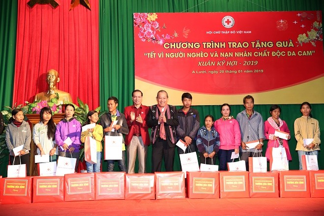 Phó Thủ tướng Trương Hòa Bình trao quà cho đồng bào ở A Lưới. Ảnh VGP
