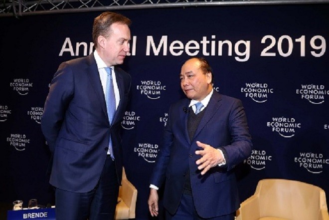 Thủ tướng Nguyễn Xuân Phúc đối thoại với Chủ tịch WEF Borge Brende - Ảnh: Thống Nhất/TTXVN
