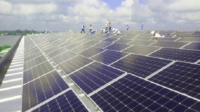 Dự án phát triển năng lượng mặt trời đang được thực hiện tại vùng biên giới Tịnh Biên, tỉnh An Giang. Ảnh: Báo Quân đội Nhân dân.