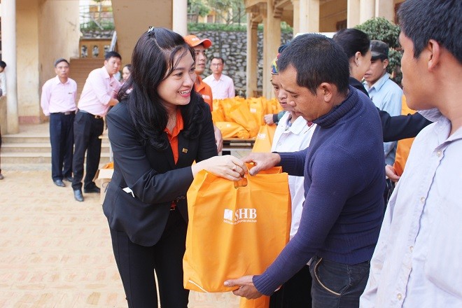 Món quà "Tết ấm yêu thương" của SHB được trao tặng cho bà con nhân dân có hoàn cảnh khó khăn tại tỉnh Sơn La 