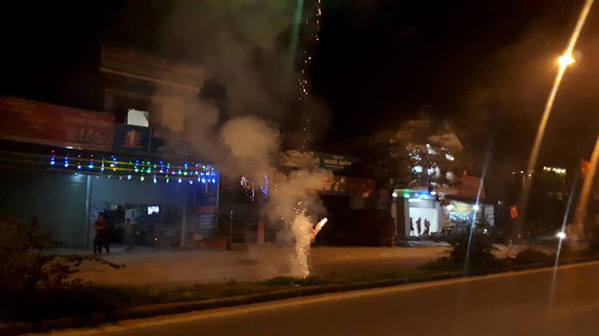 Người dân tự đốt pháo tại Hương Khê, Hà Tĩnh. Ảnh: T.P.