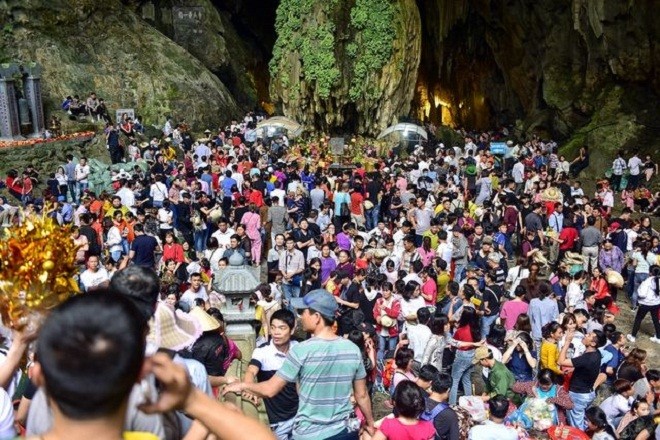 Hàng vạn người dân đổ về chảy hội chùa Hương. (Ảnh: Chí Hiếu).