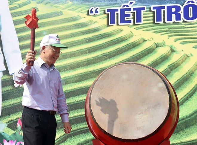 Tổng Bí thư, Chủ tịch nước Nguyễn Phú Trọng đánh trống phát động Tết trồng cây. - Ảnh: VGP/Nhật Bắc