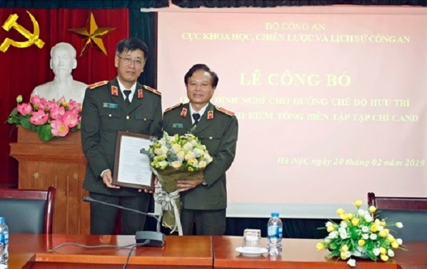 Thiếu tướng Đỗ Lê Chi trao quyết định của Bộ trưởng Bộ Công an về việc bổ nhiệm Tổng Biên tập Tạp chí CAND cho Thiếu tướng Nguyễn Hồng Thái.