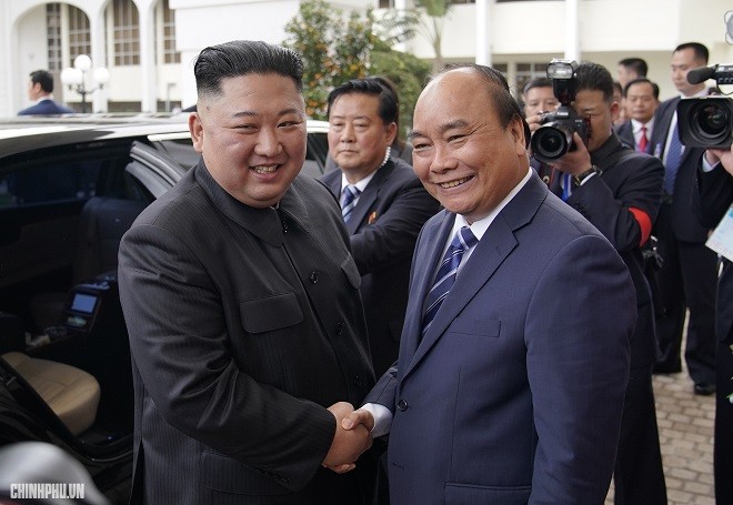Thủ tướng Nguyễn Xuân Phúc đón Chủ tịch Kim Jong-un. Ảnh VGP