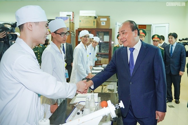 Thủ tướng thăm hỏi các học viên của Học viện Quân Y. Ảnh: GP/Quang Hiếu