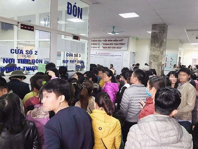 Rất đông phụ huynh từ Thuận Thành Bắc Ninh đưa con em lên Viện Sốt rét - Ký sinh trùng - Côn trùng Trung ương xét nghiệm sán lợn. Ảnh: Báo Pháp luật - Xã hội
