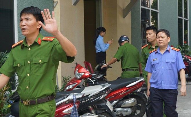 Công an và Viện Kiểm sát tố cao rời khỏi căn hộ của ông Nguyễn Đình Thống sau khi khám xét.