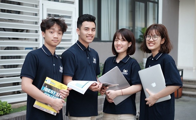 Nguyễn Đức Minh, Trần Văn Hào, Phạm Thị Linh Chi, Hoàng Linh chi (theo thứ tự từ trái sang) đã xuất sắc giành các suất học bổng giá trị của các trường đại học uy tín tại Mỹ và Thuỵ Sỹ
