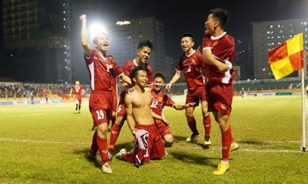 Cầu thủ U19 Việt Nam ăn mừng bàn thắng 1-0 ở phút 60