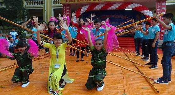 Phần múa sạp cô trò nhà trường Tiểu học Quỳnh Sơn