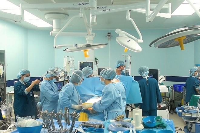 Ekip đa chuyên khoa Bệnh viện Vinmec Times City  phẫu thuật cấy ghép tim bán phần nhân tạo cho y tá Vi Thi Tân