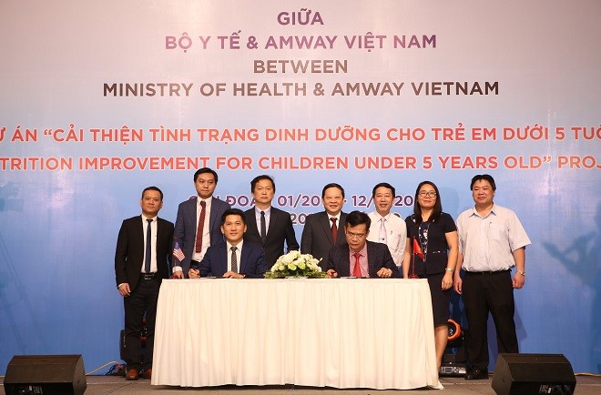 Đại diện Bộ Y tế và Công ty Amway Việt Nam ký kết Biên bản Thỏa thuận Hợp tác Dự án “ Cải thiện tình trang dinh dưỡng cho trẻ em dưới 5 tuổi”