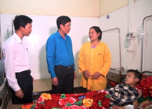 Ông Vũ Minh Đức Chủ tịch Công đoàn GD Việt Nam và lãnh đạo Sở GD&ĐT Thanh Hóa đến bệnh viện thăm hỏi học sinh bị nạn trong vụ loạn sát xảy ra tại trường tiểu học Đồng Lương.