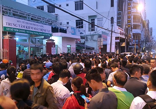 Người dân Đà Nẵng xếp hàng từ đêm đến sáng 28/3 để chờ lấy phiếu tiêm dịch vụ cho con. Ảnh: Tấn Việt.