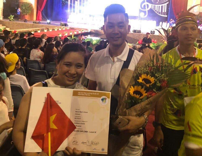 Hiệu trưởng trường TH&THCS Ngôi sao Hà Nội Nguyễn Thị Vân Trang đại diện đoàn Việt Nam nhận Huy chương Bạc cho toàn đoàn tại cuộc thi