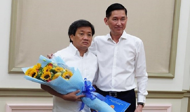 Phó Chủ tịch UBND TPHCM Trần Vĩnh Tuyến trao quyết định phân công nhiệm vụ mới cho ông Đoàn Ngọc Hải, nhưng ngay sau đó, ông Hải nộp đơn xin từ chức