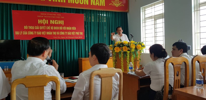 Điều hành Hội nghị đối thoại với người lao động, ông Quyền Minh Tú tuyên bố: Đang lắng nghe để“giải quyết bãi rác”.