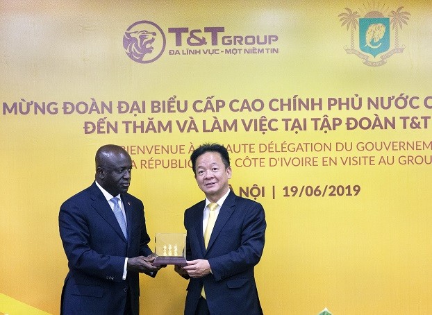 Chủ tịch HĐQT kiêm Tổng Giám đốc Tập đoàn T&T Group Đỗ Quang Hiển trao quà lưu niệm cho Bộ trưởng Bộ Ngoại giao Bờ Biển Ngà Marcel Amon Tanoh