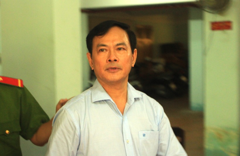 Ông Nguyễn Hữu Linh bước ra khỏi toà án.