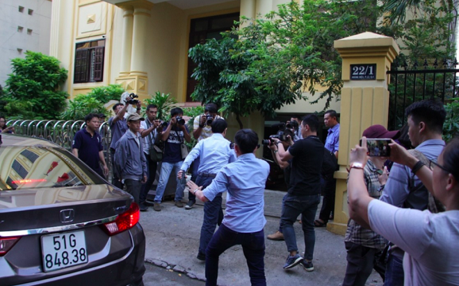 Ông Nguyễn Hữu Linh chạy nhanh khi bị phóng viên chụp ảnh.