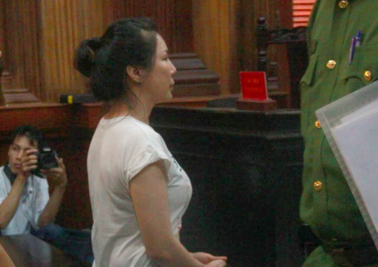 Khai tại tòa, bà Vũ Thụy Hồng Ngọc khai không thuê chém ông Thái mà chỉ thuê đánh dằn mặt.


