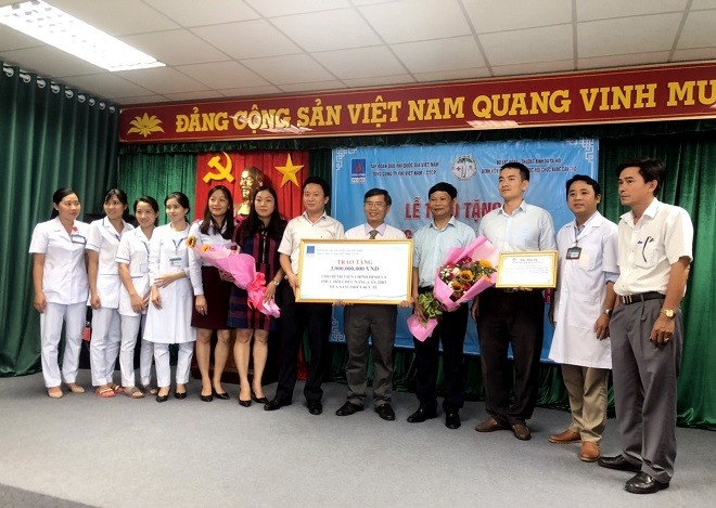 Đại diện PVN, PV GAS trao tặng chứng nhận tài trợ trang bị thiết bị y tế cho bệnh viện CH&PHCN Cần Thơ