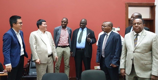 Đại diện lãnh đạo Chính phủ Tanzania và đại điện Tập đoàn T&T Group chia sẻ niềm vui sau khi hợp đồng được ký kết.